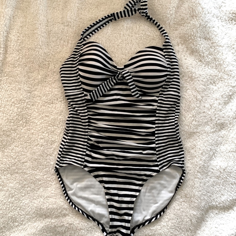 Striped retro look swimsuit